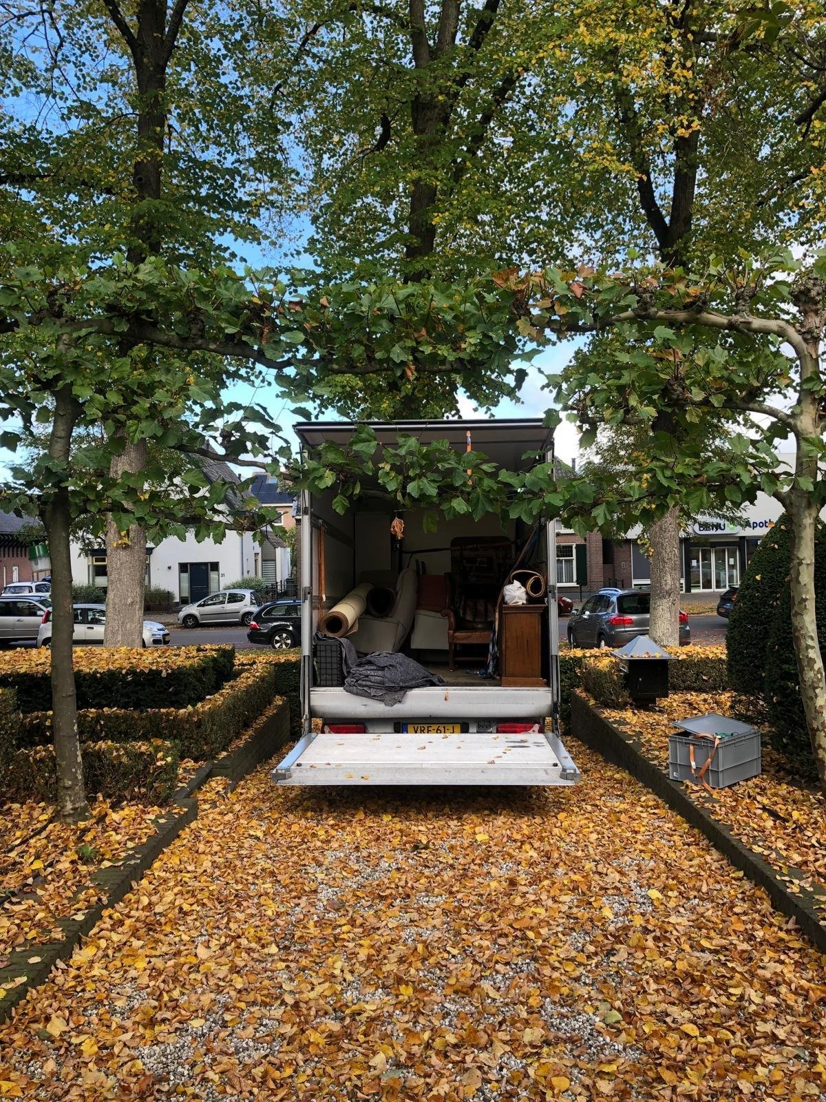 Verhuiswagen van AllesOpWeg met geopende laadklep tijdens een verhuizing