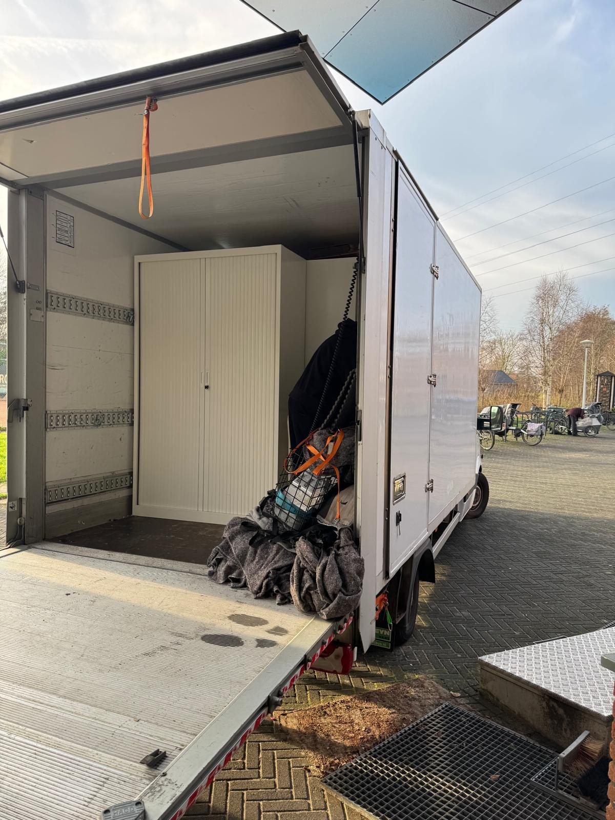 Kast veilig vastgezet in de laadruimte van de verhuiswagen