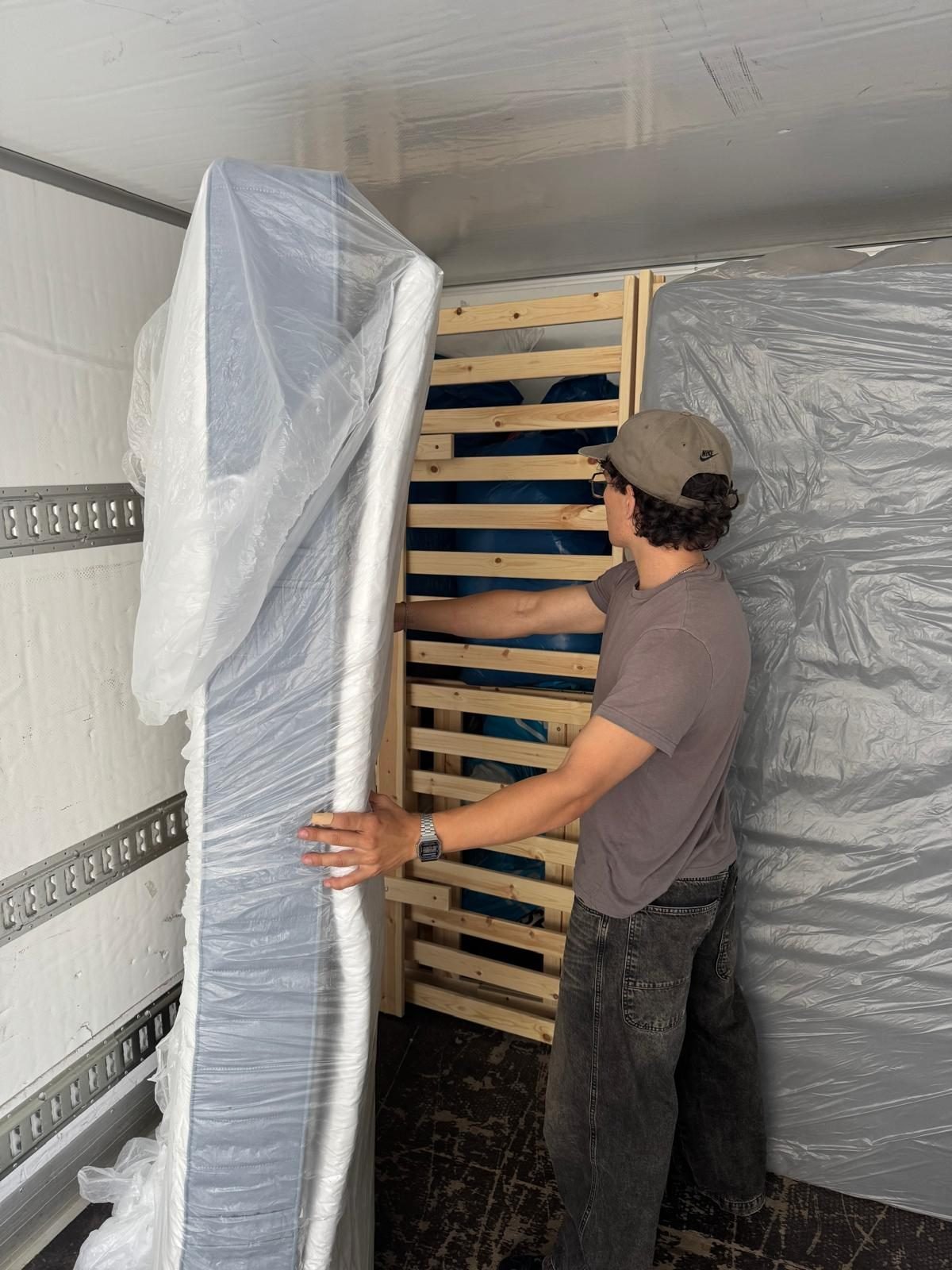 Matras wordt zorgvuldig ingeladen en vastgezet in de verhuiswagen