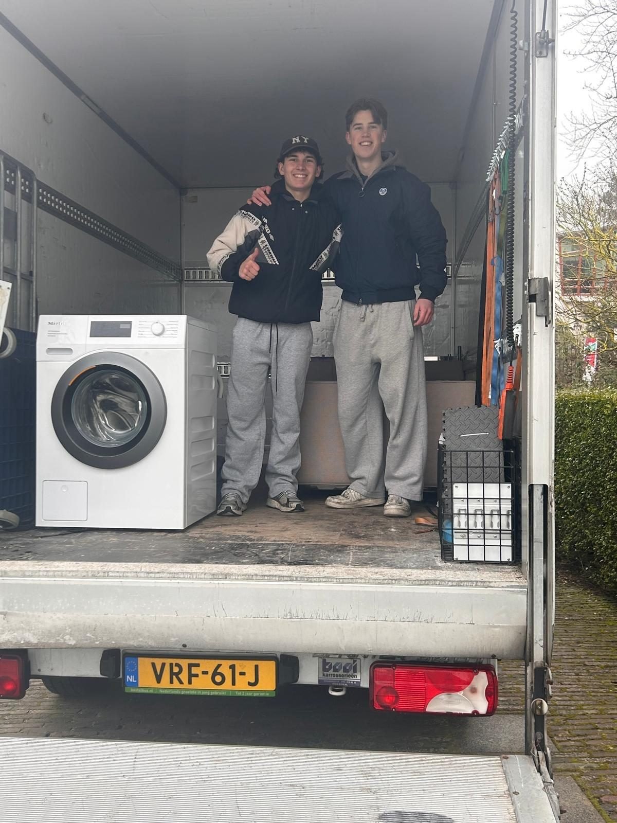 Boet en Jesse, de verhuizers van AllesOpWeg, in hun verhuiswagen